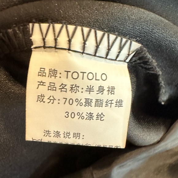 EUC,Jet black pleated skirt with built in shorts. Good quality fabric. M - Picture 4 of 9